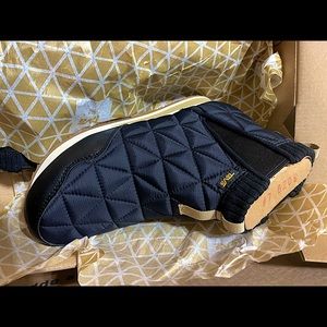 Teva women’s Ember mid boot black Sz 7